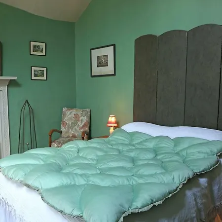 Hatch's Castle Bed & Breakfast *