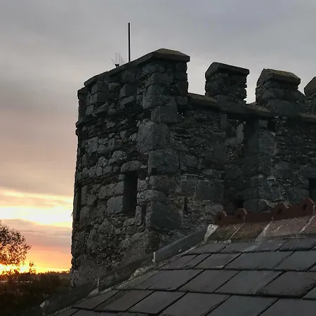 Hatch's Castle Bed & Breakfast *